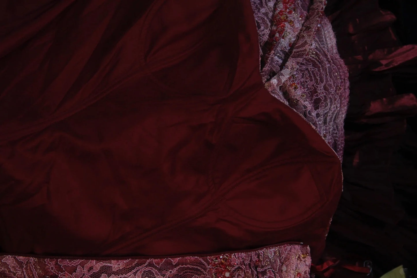 Robe de bal longue à volants, style sirène rétro années 50, en taffetas bordeaux orné de perles et de perles. Inspiration pour une tenue de 21e anniversaire. Robe de soirée AS392