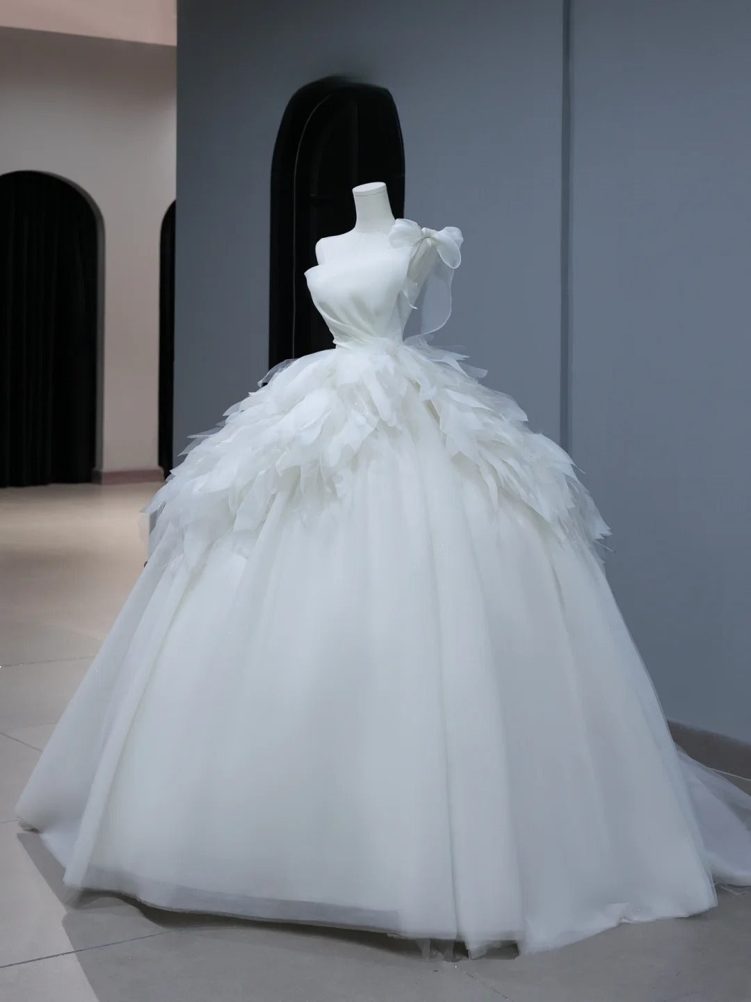 Robe de mariée longue et sobre, style bal asymétrique, bustier plissé à volants et traîne, modèle AS392