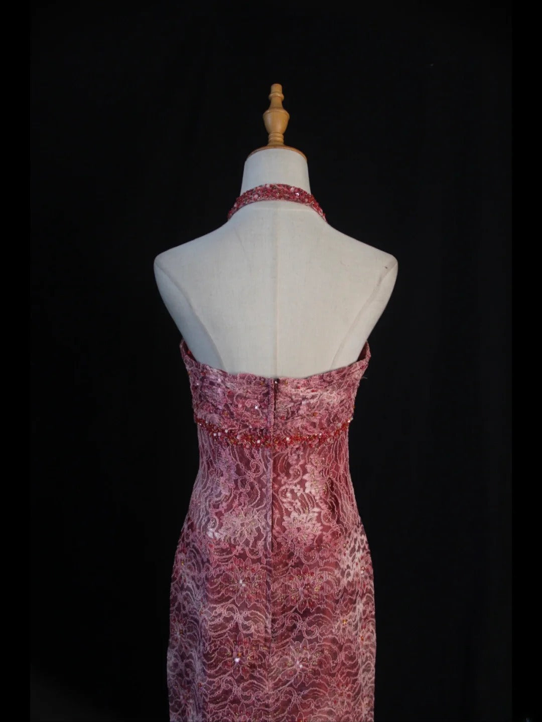 Robe de bal longue à volants, style sirène rétro années 50, en taffetas bordeaux orné de perles et de perles. Inspiration pour une tenue de 21e anniversaire. Robe de soirée AS392