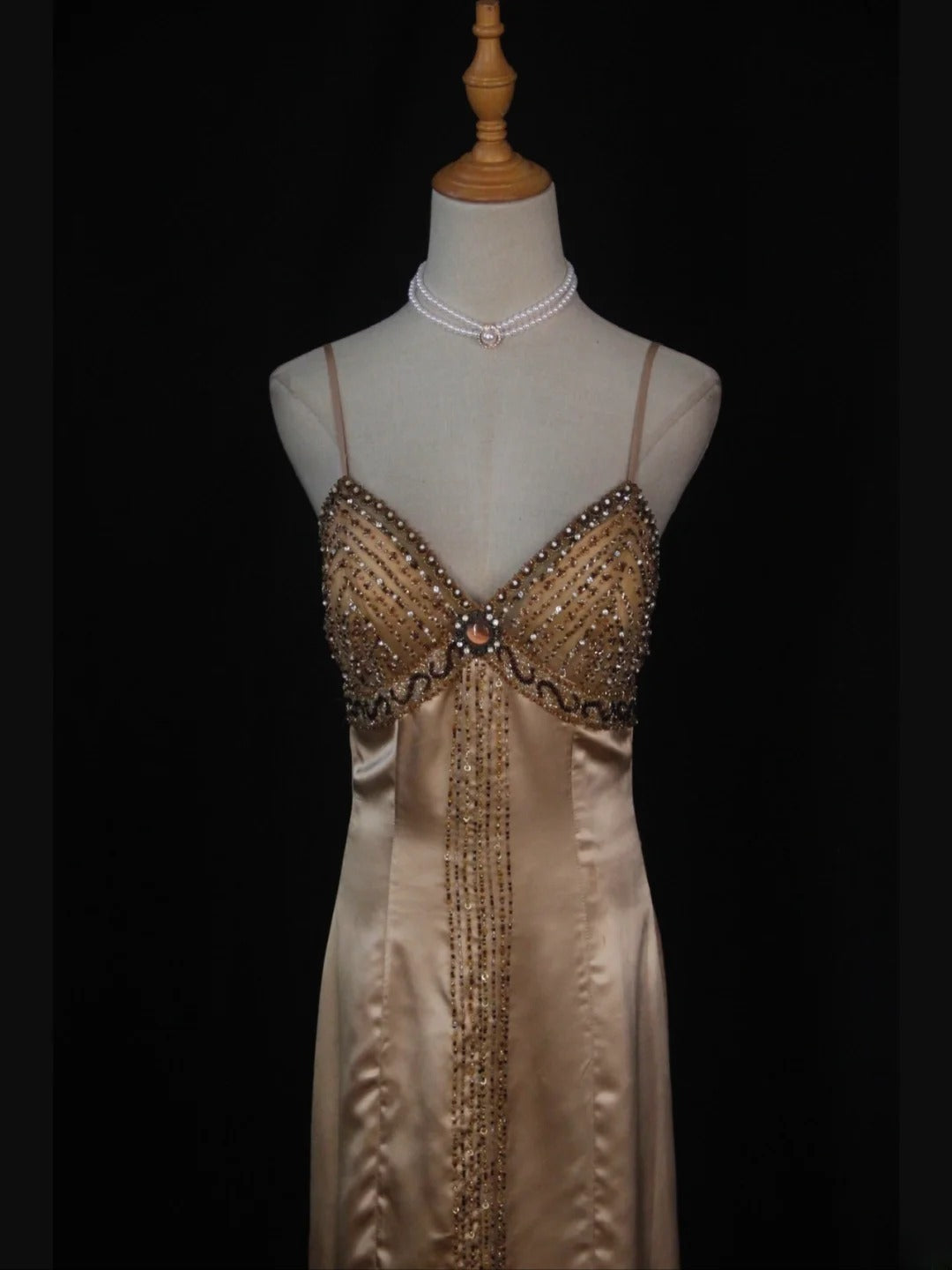 Vintage High Low 80er Jahre Spaghettiträger Champagner Perlen mit Perlenbesatz – Inspiration für Geburtstagsoutfits und festliche Kleider AS394