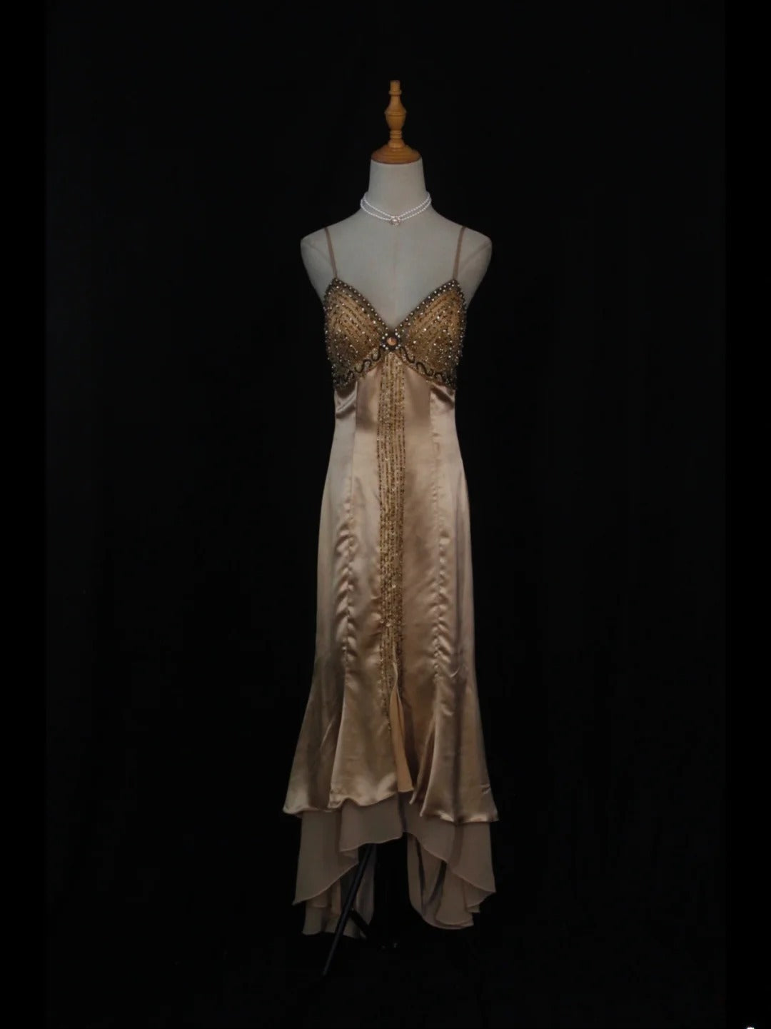 Vintage High Low 80er Jahre Spaghettiträger Champagner Perlen mit Perlenbesatz – Inspiration für Geburtstagsoutfits und festliche Kleider AS394