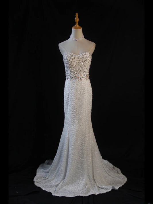Robe de bal longue blanche vintage sirène à décolleté cœur, années 1950, ornée de perles et d'un corsage brodé. Inspiration pour une tenue d'anniversaire ou une robe de soirée (AS396).