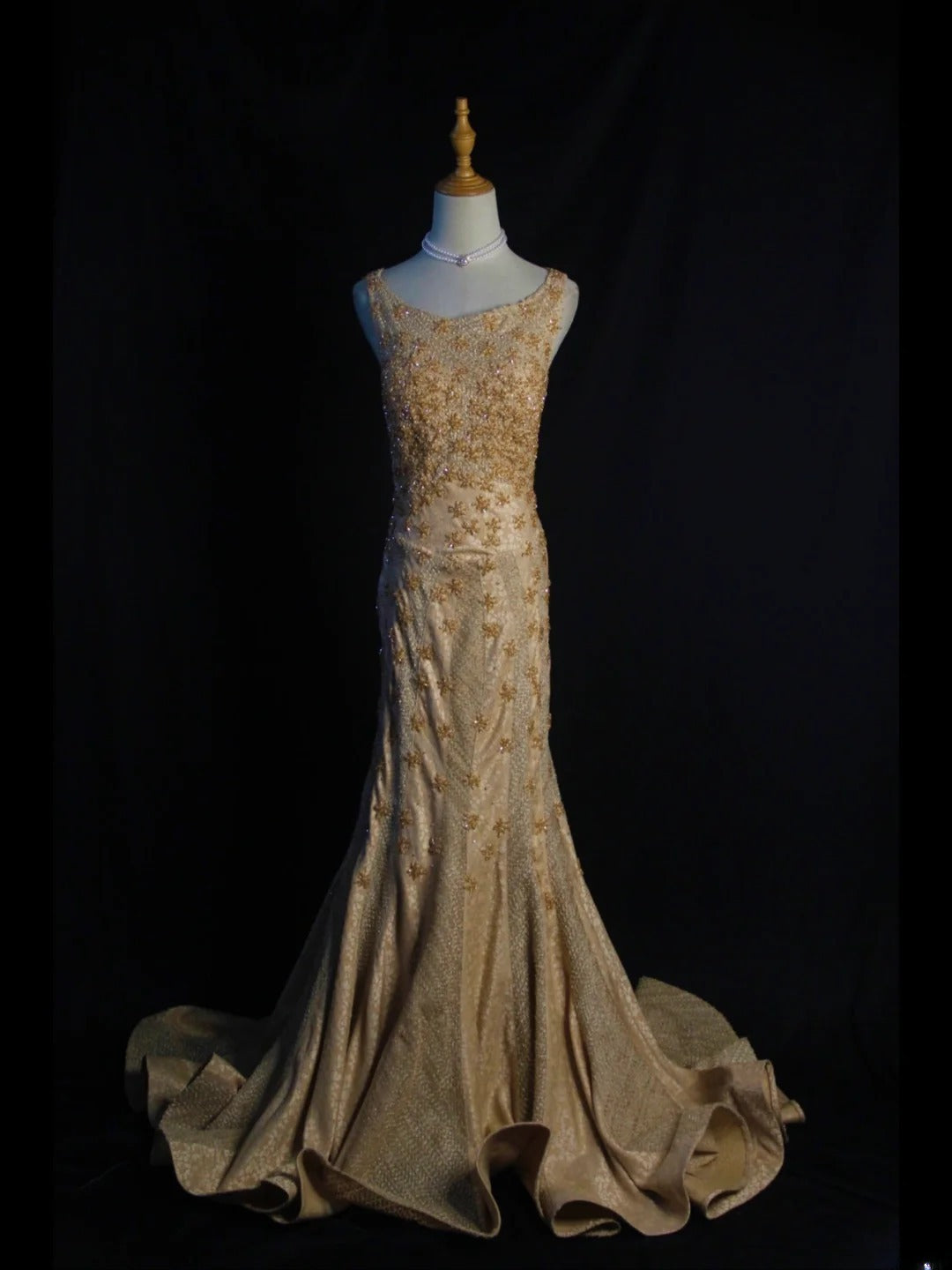 Vintage Meerjungfrauenkleid aus den 1950er Jahren, goldfarben, mit Perlenbesatz am Oberteil, langes Ballkleid, Inspiration für Geburtstagsoutfit, formelles Abendkleid AS397