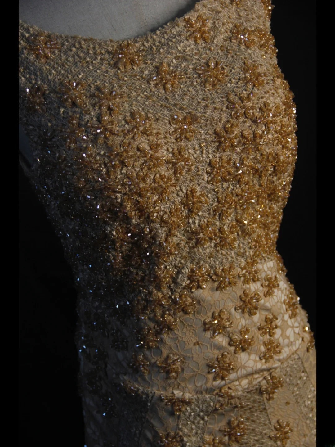 Vintage Meerjungfrauenkleid aus den 1950er Jahren, goldfarben, mit Perlenbesatz am Oberteil, langes Ballkleid, Inspiration für Geburtstagsoutfit, formelles Abendkleid AS397