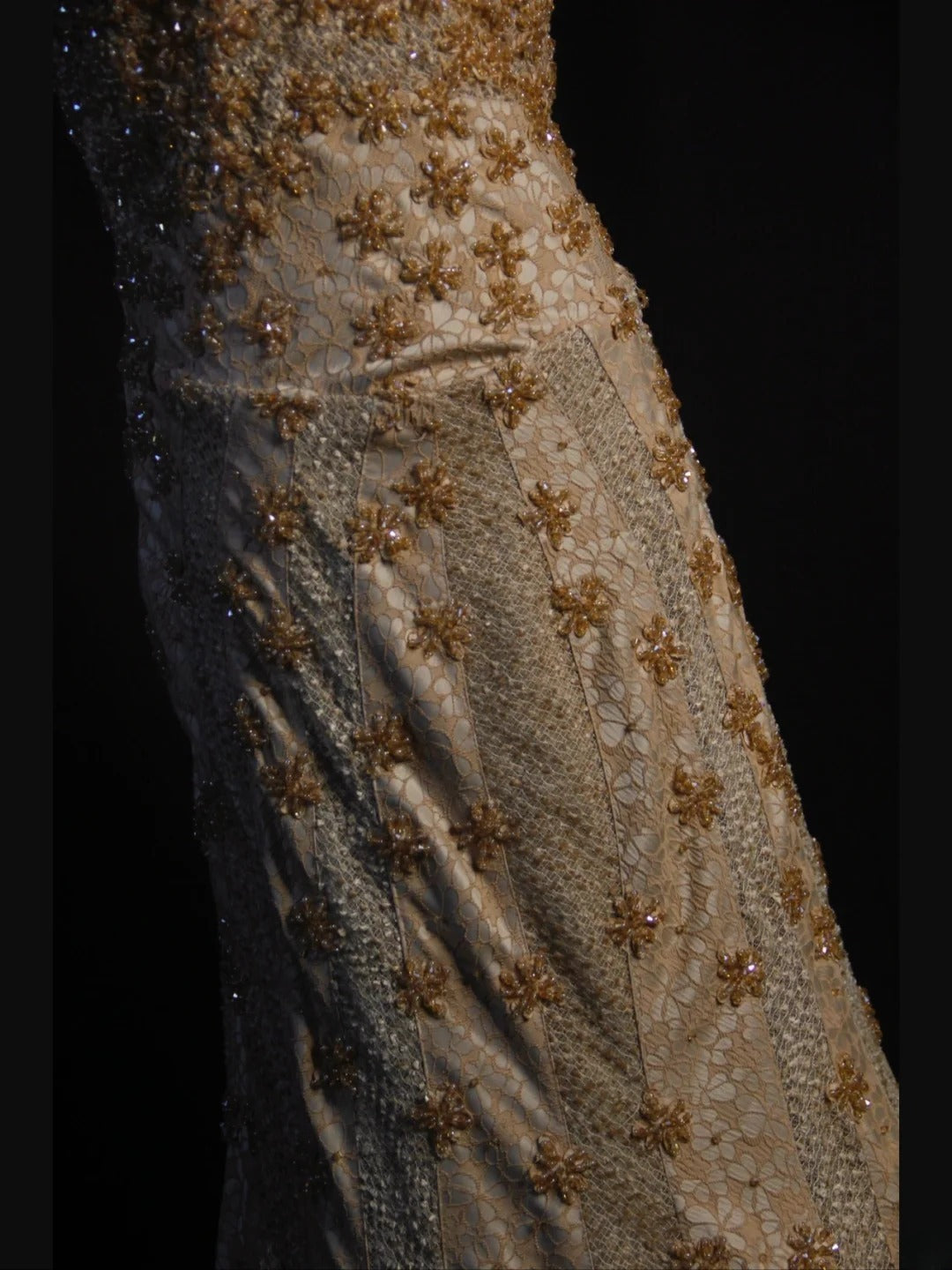 Vintage Meerjungfrauenkleid aus den 1950er Jahren, goldfarben, mit Perlenbesatz am Oberteil, langes Ballkleid, Inspiration für Geburtstagsoutfit, formelles Abendkleid AS397