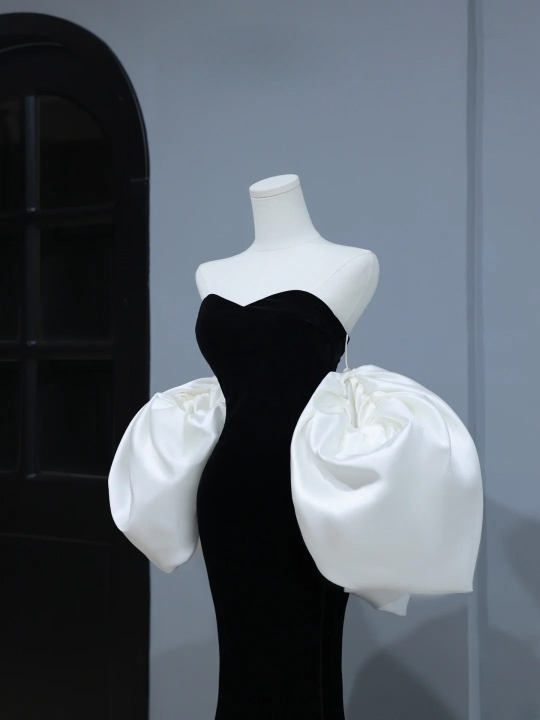 Robe de bal sobre, style sirène, décolleté cœur, en velours noir, inspiration style, robe longue de soirée formelle avec cape AS398