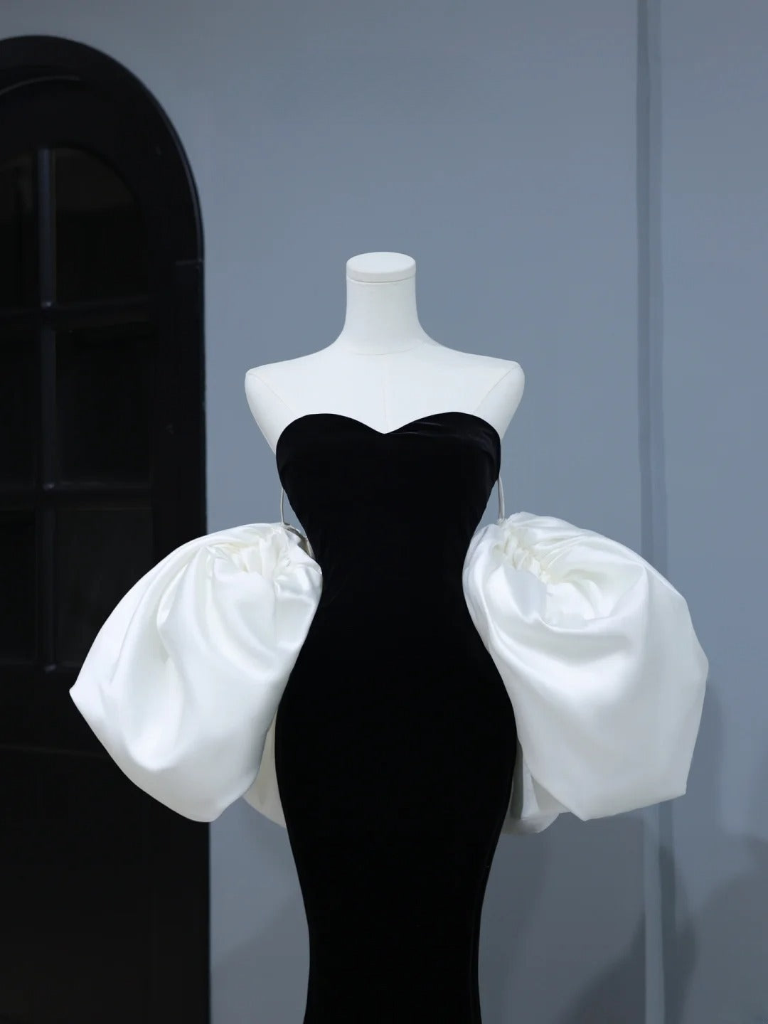 Robe de bal sobre, style sirène, décolleté cœur, en velours noir, inspiration style, robe longue de soirée formelle avec cape AS398