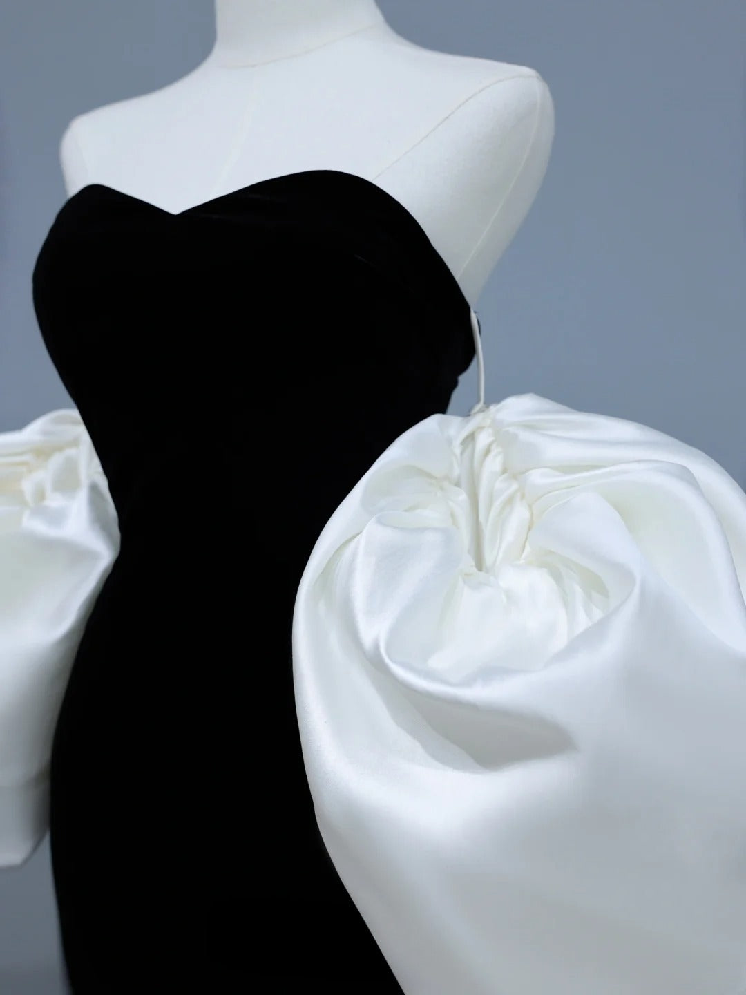 Robe de bal sobre, style sirène, décolleté cœur, en velours noir, inspiration style, robe longue de soirée formelle avec cape AS398