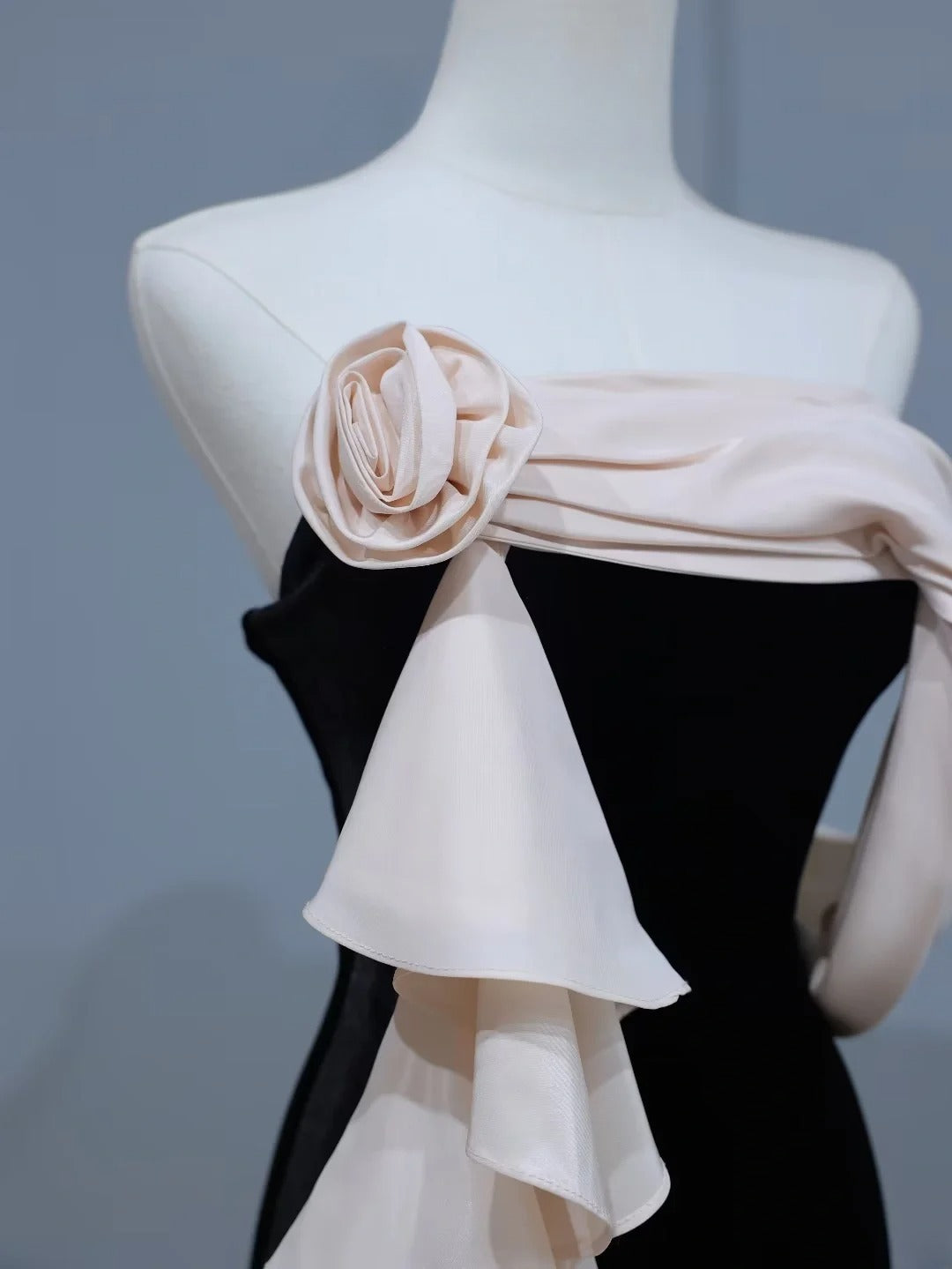 Robe de bal modeste, style sirène sans bretelles, en velours noir, inspiration mode, robe longue de soirée ornée de fleurs AS399