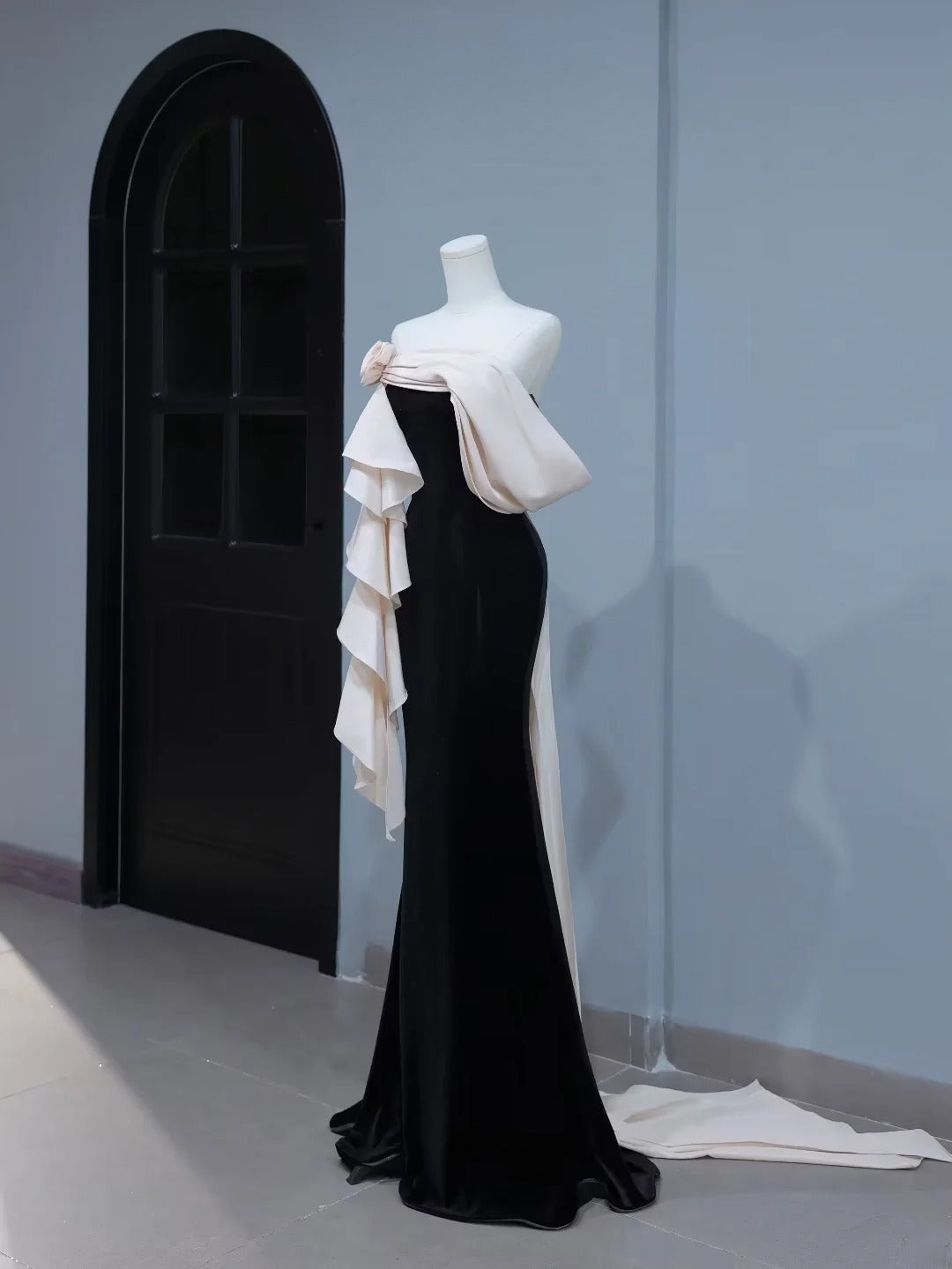 Robe de bal modeste, style sirène sans bretelles, en velours noir, inspiration mode, robe longue de soirée ornée de fleurs AS399