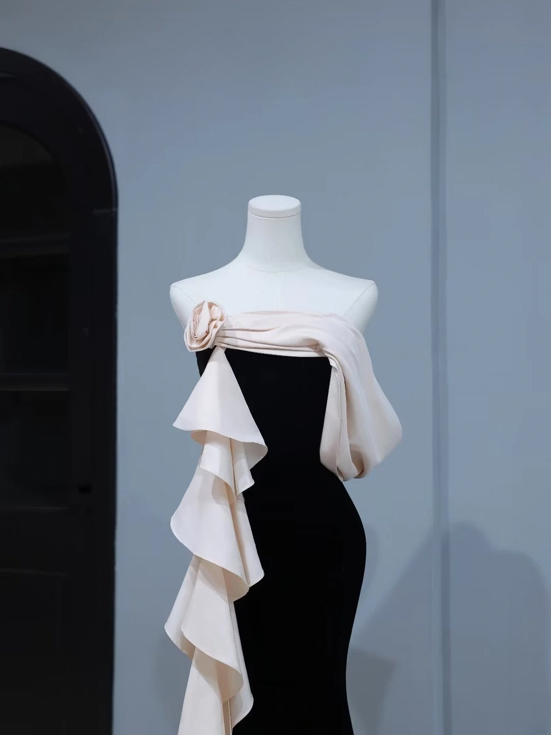 Robe de bal modeste, style sirène sans bretelles, en velours noir, inspiration mode, robe longue de soirée ornée de fleurs AS399