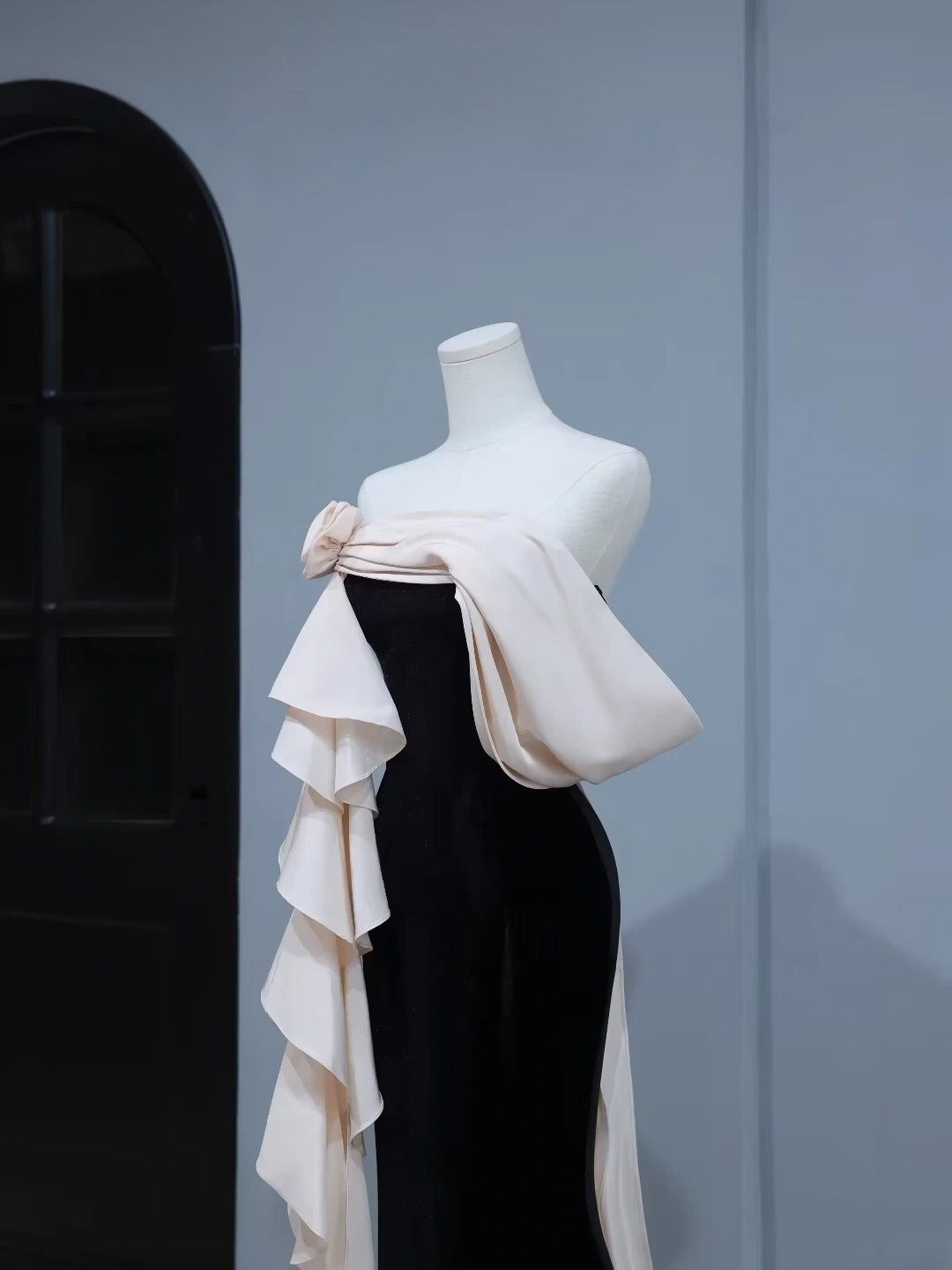 Robe de bal modeste, style sirène sans bretelles, en velours noir, inspiration mode, robe longue de soirée ornée de fleurs AS399