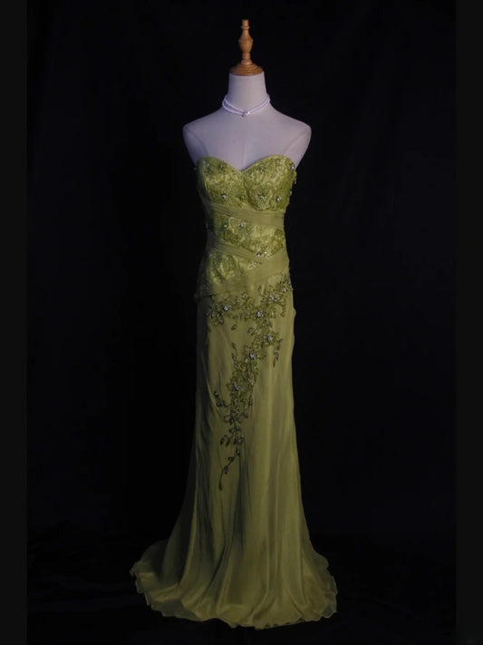 Robe de bal longue vintage sirène en mousseline vert sauge, bustier cœur, années 1950, ornée de perles et de dentelle. Inspiration pour une tenue d'anniversaire ou une soirée (AS400).