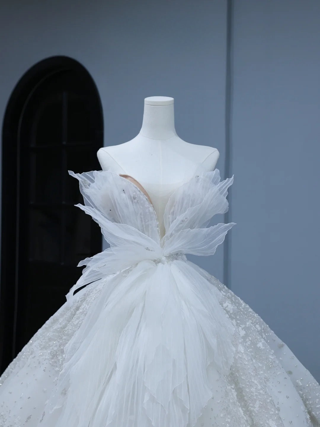 Langes Brautkleid im Prinzessinnenstil mit herzförmigem Ausschnitt, plissierter, geraffter Schleppe, weißes Brautkleid AS401
