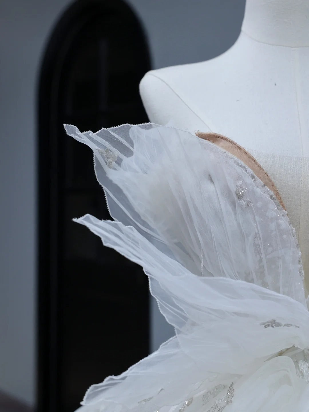 Langes Brautkleid im Prinzessinnenstil mit herzförmigem Ausschnitt, plissierter, geraffter Schleppe, weißes Brautkleid AS401