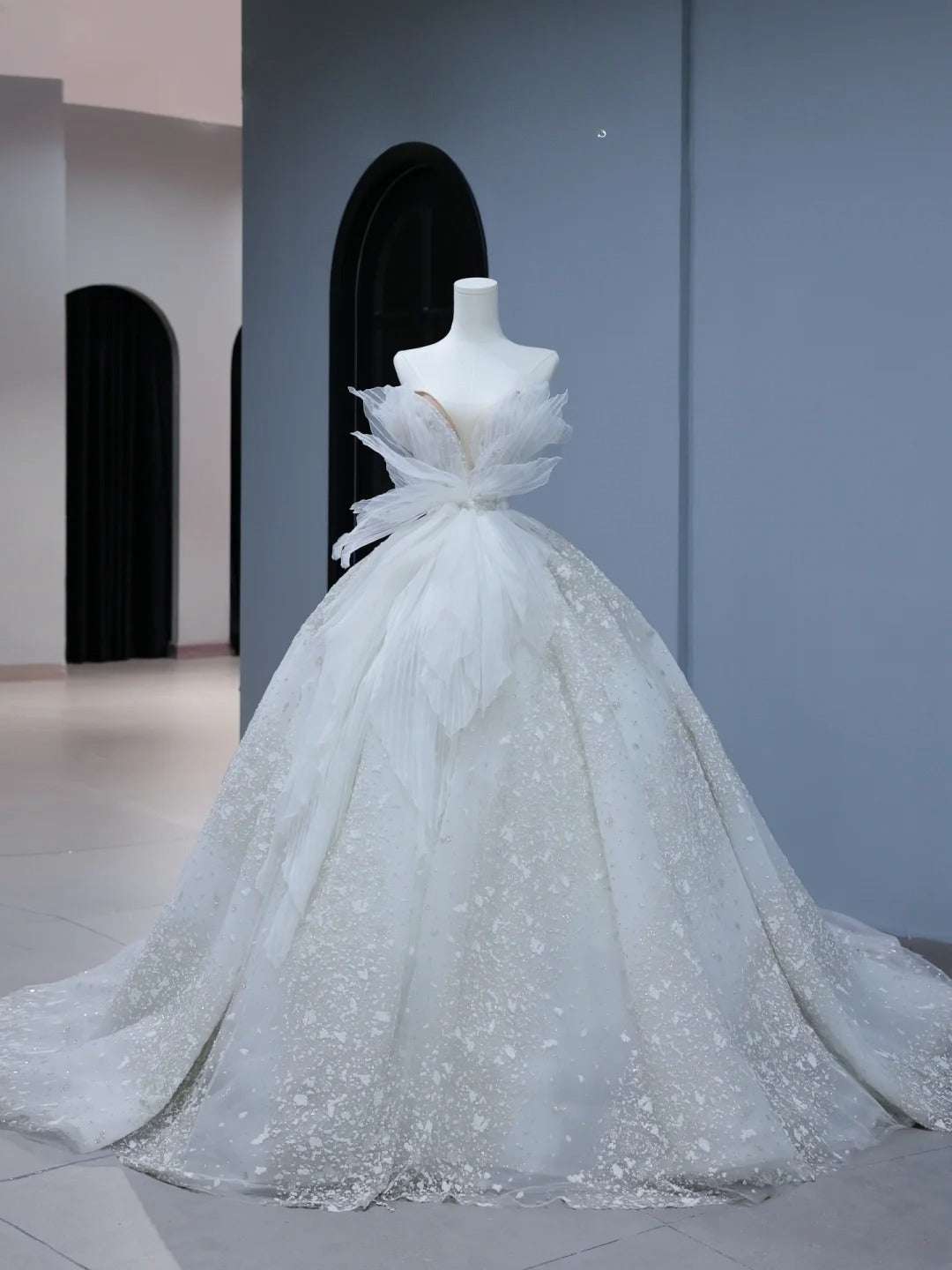 Langes Brautkleid im Prinzessinnenstil mit herzförmigem Ausschnitt, plissierter, geraffter Schleppe, weißes Brautkleid AS401