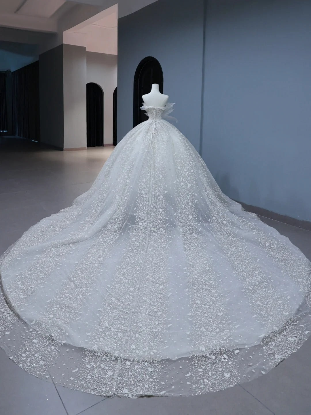 Langes Brautkleid im Prinzessinnenstil mit herzförmigem Ausschnitt, plissierter, geraffter Schleppe, weißes Brautkleid AS401