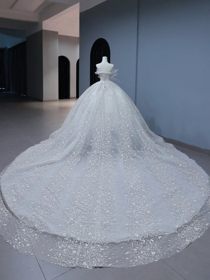 Langes Brautkleid im Prinzessinnenstil mit herzförmigem Ausschnitt, plissierter, geraffter Schleppe, weißes Brautkleid AS401
