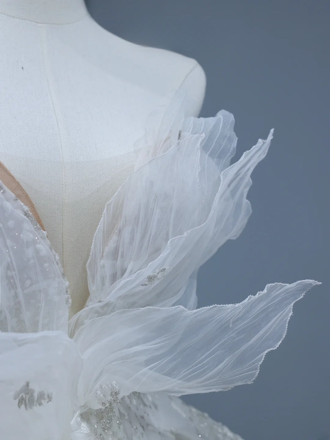 Langes Brautkleid im Prinzessinnenstil mit herzförmigem Ausschnitt, plissierter, geraffter Schleppe, weißes Brautkleid AS401