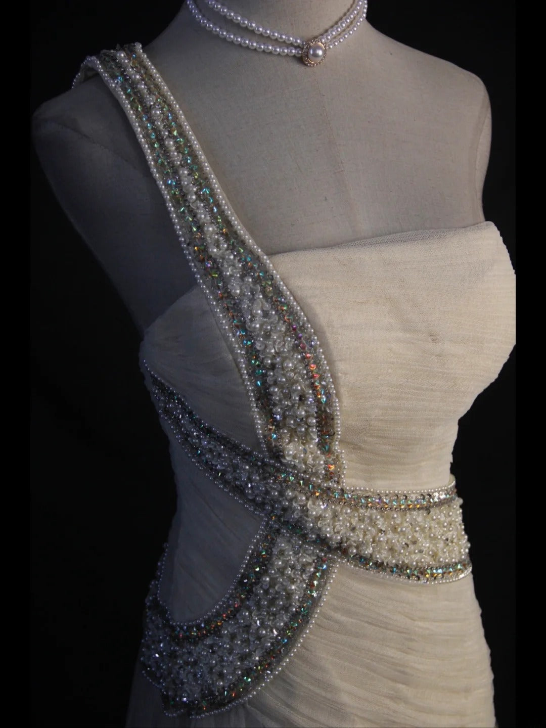 Elegantes, weißes Meerjungfrauen-Brautkleid mit One-Shoulder-Ausschnitt aus Tüll im Vintage-Stil für Damen mit Schleppe (Modell AS402)