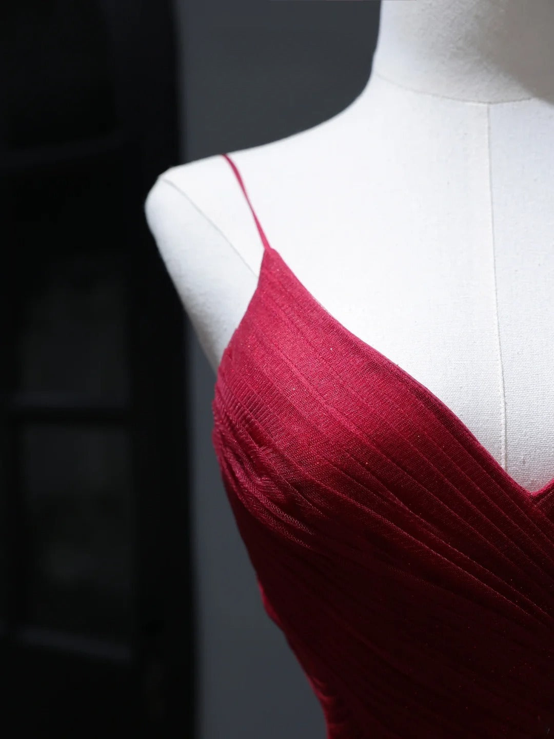 Robe de bal modeste, coupe trapèze, bretelles spaghetti, tulle bordeaux. Inspiration : robe longue plissée pour adolescentes et lycéennes (AS403).