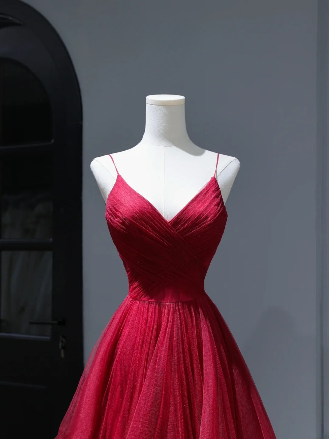 Robe de bal modeste, coupe trapèze, bretelles spaghetti, tulle bordeaux. Inspiration : robe longue plissée pour adolescentes et lycéennes (AS403).