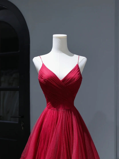 Robe de bal modeste, coupe trapèze, bretelles spaghetti, tulle bordeaux. Inspiration : robe longue plissée pour adolescentes et lycéennes (AS403).
