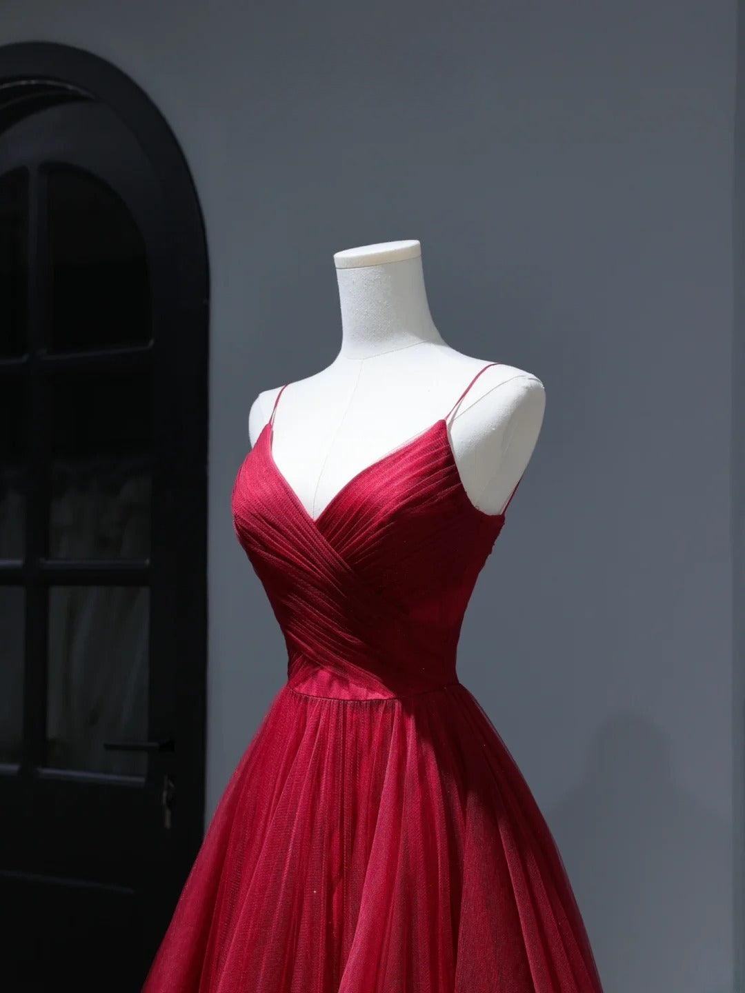 Robe de bal modeste, coupe trapèze, bretelles spaghetti, tulle bordeaux. Inspiration : robe longue plissée pour adolescentes et lycéennes (AS403).