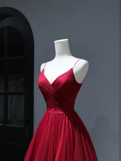 Robe de bal modeste, coupe trapèze, bretelles spaghetti, tulle bordeaux. Inspiration : robe longue plissée pour adolescentes et lycéennes (AS403).