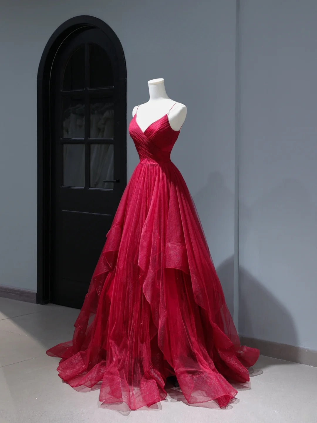 Robe de bal modeste, coupe trapèze, bretelles spaghetti, tulle bordeaux. Inspiration : robe longue plissée pour adolescentes et lycéennes (AS403).