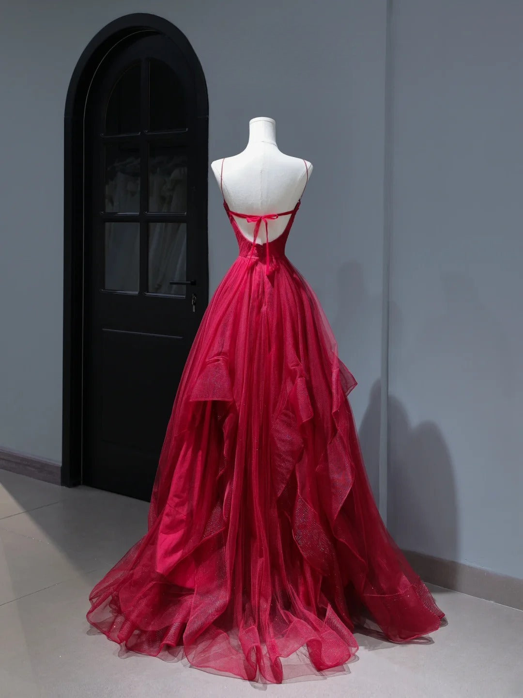 Robe de bal modeste, coupe trapèze, bretelles spaghetti, tulle bordeaux. Inspiration : robe longue plissée pour adolescentes et lycéennes (AS403).
