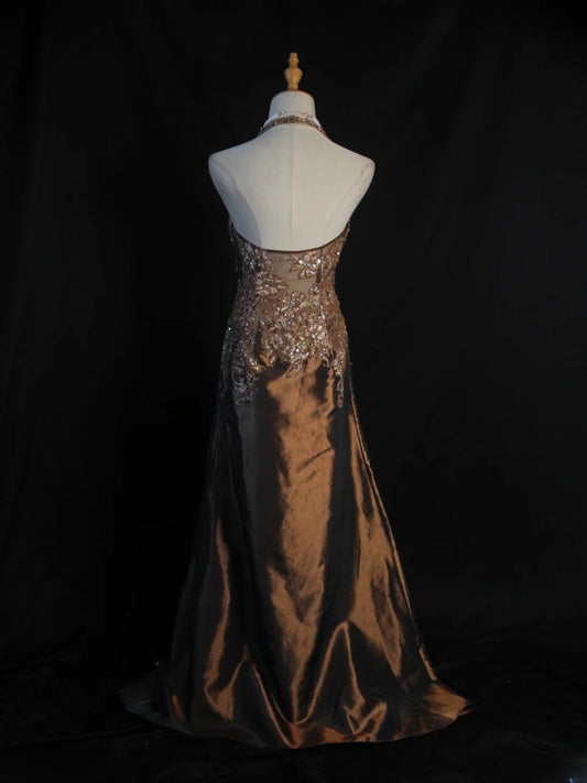 Robe de bal longue vintage sirène années 80, dos nu, en taffetas chocolat avec fente et perles. Inspiration tenue d'anniversaire. Robe de soirée AS404