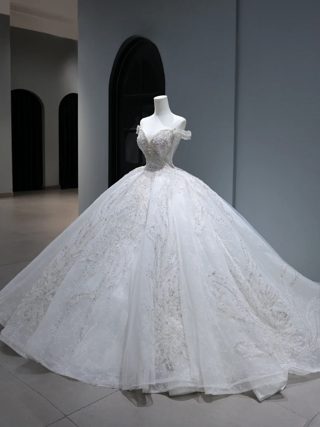 Langes Prinzessinnen-Brautkleid im Ballkleid-Stil mit schulterfreiem Ausschnitt, plissierten Flügelärmeln und Schleppe, weißes Brautkleid AS406