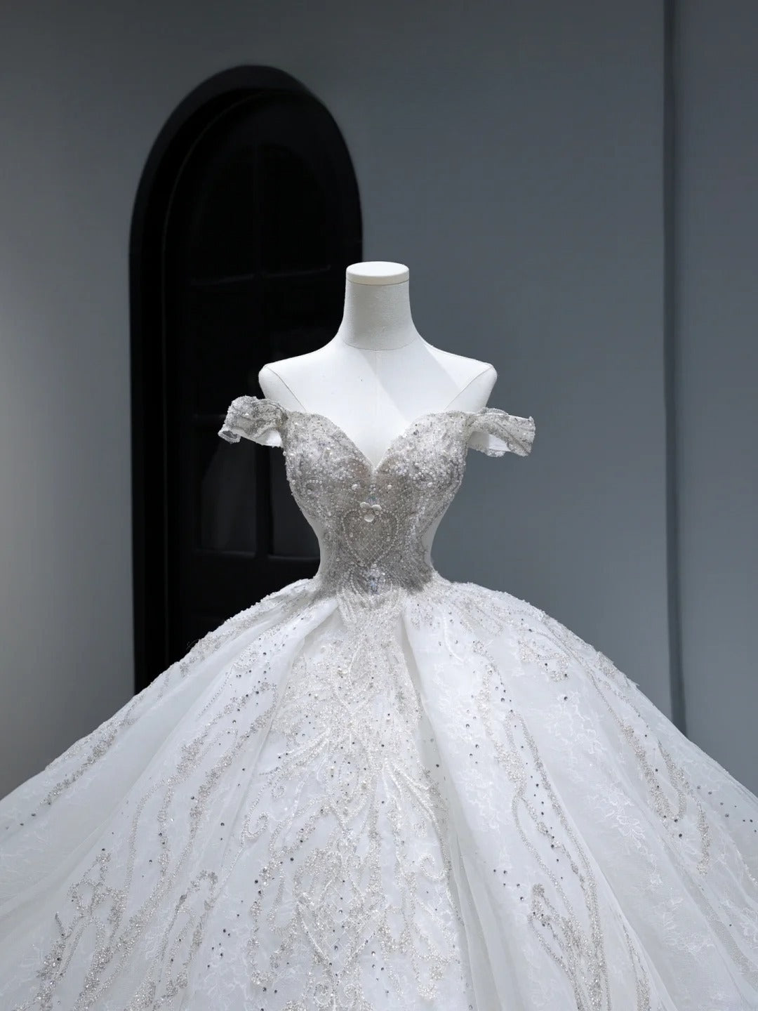 Langes Prinzessinnen-Brautkleid im Ballkleid-Stil mit schulterfreiem Ausschnitt, plissierten Flügelärmeln und Schleppe, weißes Brautkleid AS406