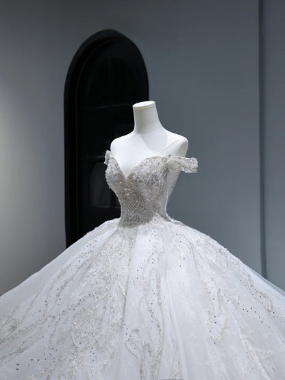 Langes Prinzessinnen-Brautkleid im Ballkleid-Stil mit schulterfreiem Ausschnitt, plissierten Flügelärmeln und Schleppe, weißes Brautkleid AS406