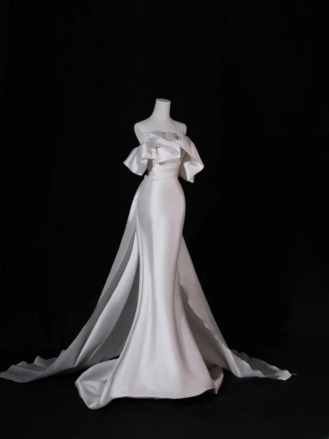 Schlichtes, langes Brautkleid im Meerjungfrauen-Stil, trägerlos, aus seidigem Satin, mit plissiertem Oberteil und Schleppe, figurbetontes Brautkleid AS409