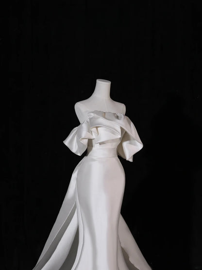 Schlichtes, langes Brautkleid im Meerjungfrauen-Stil, trägerlos, aus seidigem Satin, mit plissiertem Oberteil und Schleppe, figurbetontes Brautkleid AS409