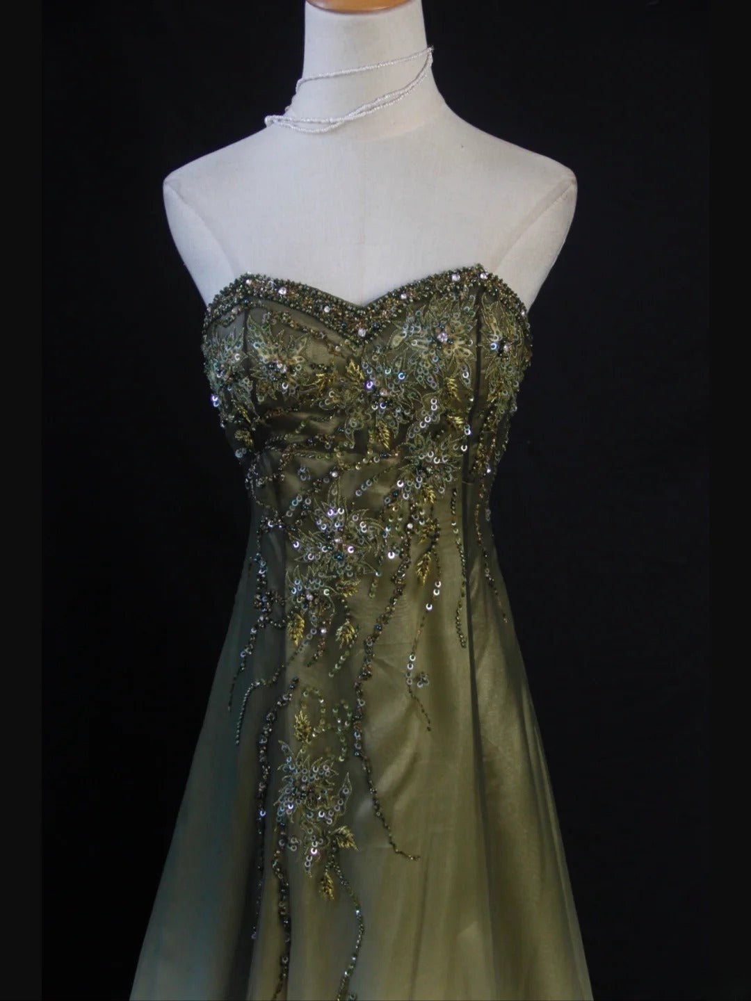 Vintage A-Linien-Kleid aus grünem Chiffon im Stil der 1950er Jahre mit herzförmigem Ausschnitt und Perlenbesatz am Oberteil – langes Ballkleid, Inspiration für Geburtstagsoutfits, Partykleid AS409