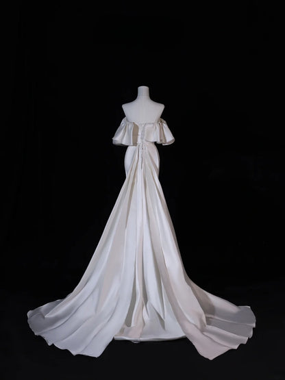 Schlichtes, langes Brautkleid im Meerjungfrauen-Stil, trägerlos, aus seidigem Satin, mit plissiertem Oberteil und Schleppe, figurbetontes Brautkleid AS409