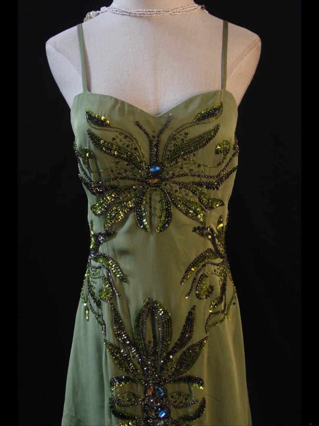 Robe de bal longue rétro années 50, coupe trapèze, bretelles spaghetti, en mousseline vert olive ornée de perles - Inspiration pour une tenue de 21e anniversaire - Robe de soirée AS412