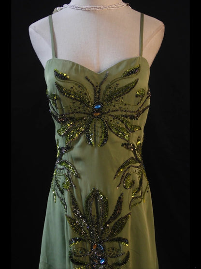 Robe de bal longue rétro années 50, coupe trapèze, bretelles spaghetti, en mousseline vert olive ornée de perles - Inspiration pour une tenue de 21e anniversaire - Robe de soirée AS412