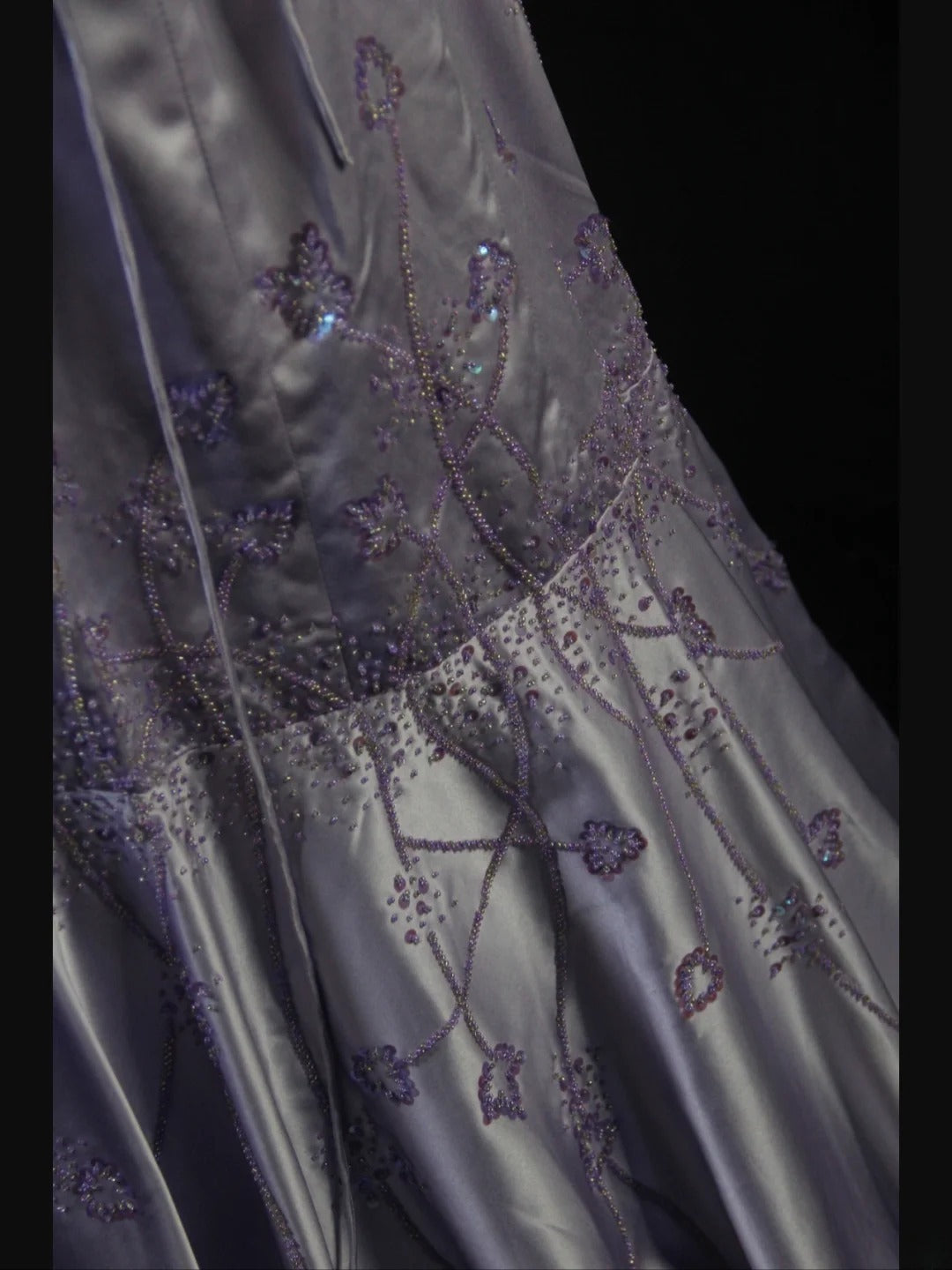 Robe de bal longue sirène rétro années 50, bretelles spaghetti, satin lilas orné de perles - Inspiration tenue pour un 21e anniversaire - Robe de soirée AS414