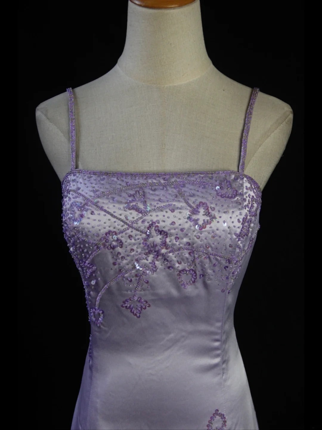 Robe de bal longue sirène rétro années 50, bretelles spaghetti, satin lilas orné de perles - Inspiration tenue pour un 21e anniversaire - Robe de soirée AS414