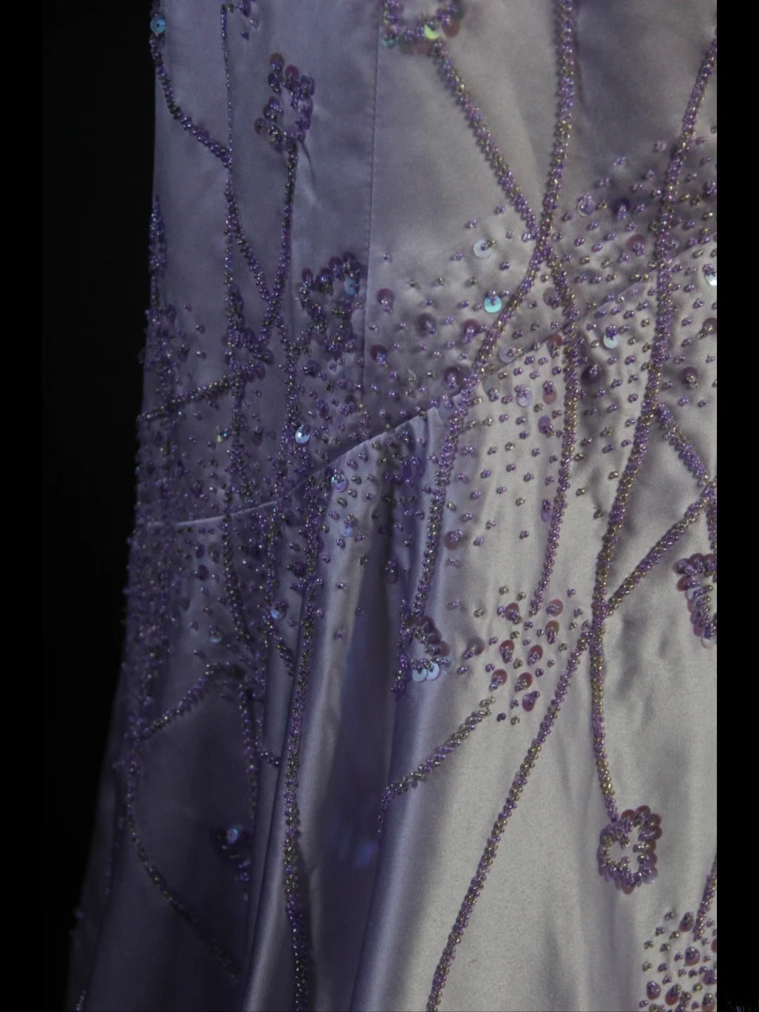 Robe de bal longue sirène rétro années 50, bretelles spaghetti, satin lilas orné de perles - Inspiration tenue pour un 21e anniversaire - Robe de soirée AS414