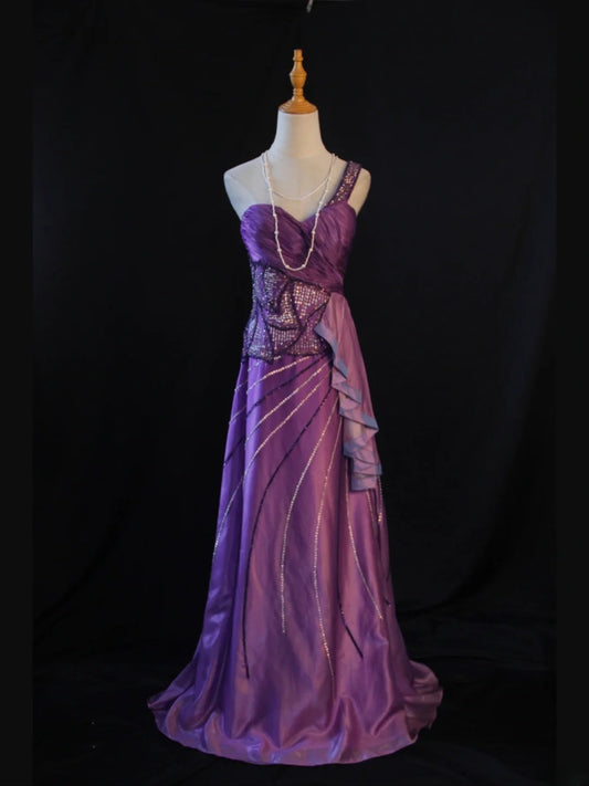 Robe de bal longue violette vintage années 1950, coupe trapèze asymétrique, bustier plissé à volants et perles. Inspiration tenue d'anniversaire ou robe de soirée (AS415).