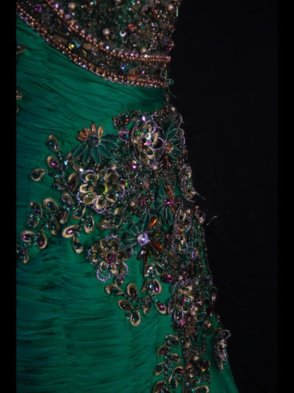 Robe de bal longue vintage sirène en mousseline verte, bustier cœur, années 1950, avec corsage plissé à volants et perles. Inspiration tenue d'anniversaire ou robe de soirée AS417