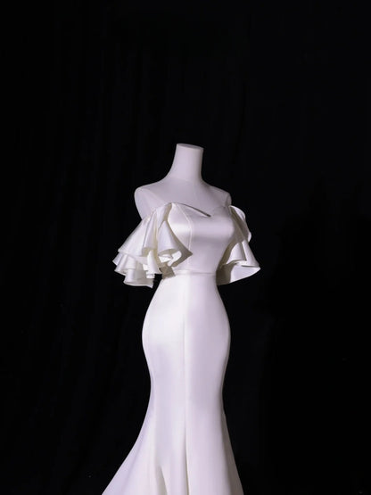 Schlichtes langes Brautkleid im Meerjungfrauenstil mit schulterfreiem Schnitt und kurzen Ärmeln aus seidigem Satin für Bräute, weißes figurbetontes Brautkleid AS417