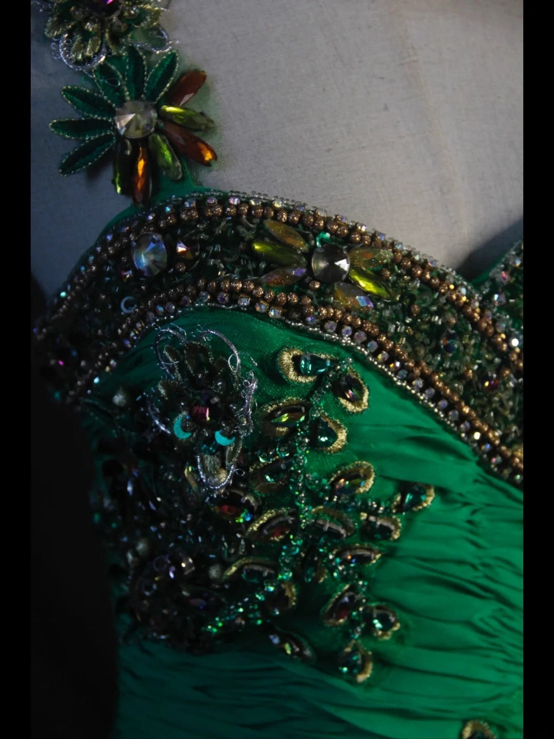 Robe de bal longue vintage sirène en mousseline verte, bustier cœur, années 1950, avec corsage plissé à volants et perles. Inspiration tenue d'anniversaire ou robe de soirée AS417