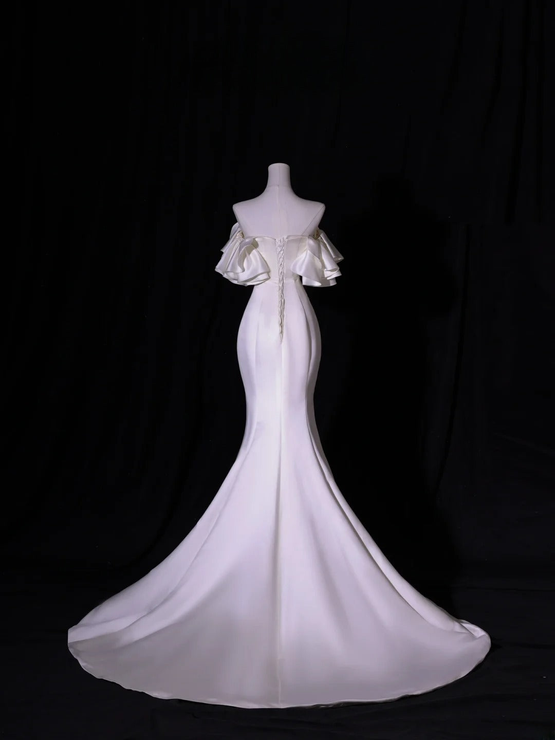 Schlichtes langes Brautkleid im Meerjungfrauenstil mit schulterfreiem Schnitt und kurzen Ärmeln aus seidigem Satin für Bräute, weißes figurbetontes Brautkleid AS417