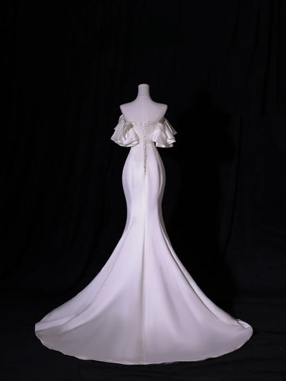 Schlichtes langes Brautkleid im Meerjungfrauenstil mit schulterfreiem Schnitt und kurzen Ärmeln aus seidigem Satin für Bräute, weißes figurbetontes Brautkleid AS417